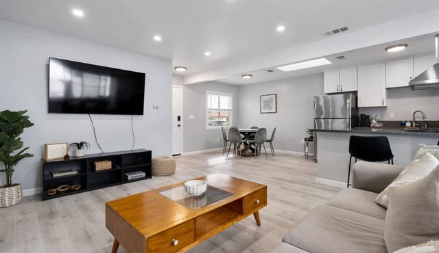 Cozy Clean Family Home - Central to everything!