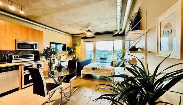Cozy Condo Amazing Balcony & Rooftop Views - Family Friendly