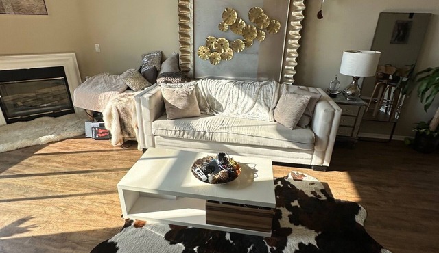 Cozy condo with gym/pool/hot tub, short walk to town and close drive to Beach