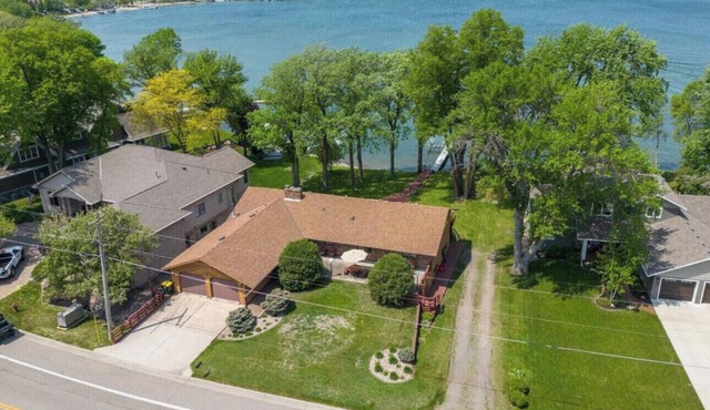 Cozy lakefront townhome w/3 BR, WiFi, AC, Smart TV, Kitchen. Pet Friendly!
