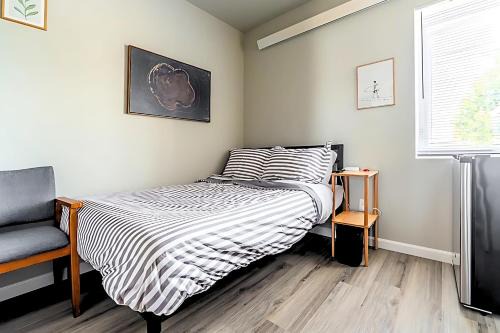 Cozy Micro Suite Unit 4 Sleeps 2 Minutes to Downtown