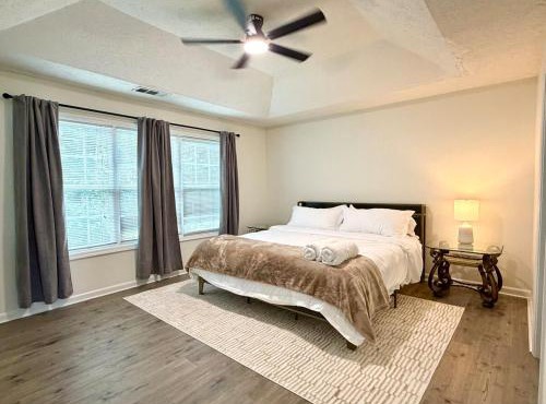 Cozy modern Mediterranean haven, 1 King 2 Queens