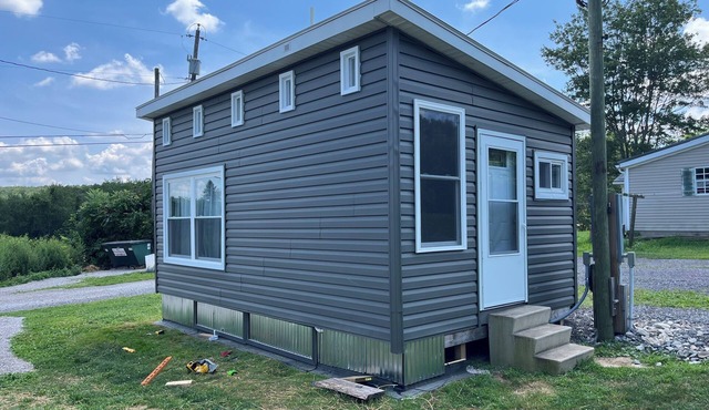 Cozy ‘on-grid’ cabin with free xfinity high speed WiFi.