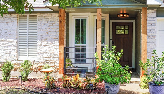 Cozy pet friendly home, walking distance from the Walnut Creek Greenbelt!