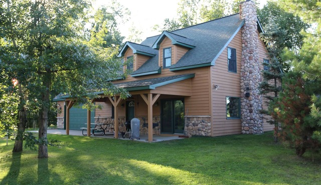 Cozy Private Lakefront Terry Redlin-Style Cabin w/Unique Loft