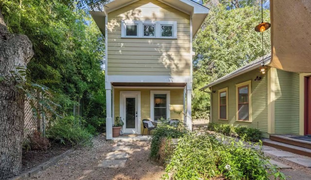 Cozy & Quiet Retreat ~ Walk to SoCo and Town Lake!