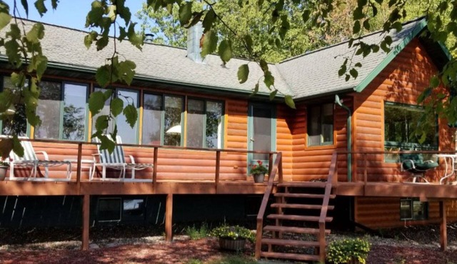 Cozy retreat on TWO Lakes for the price of one! 4 beds 3 baths + sauna