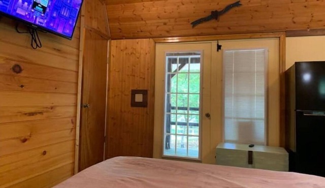 Cozy rustic cabin, dog-friendly with fire pit
