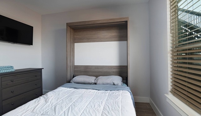 Cozy & spacious 4-bedroom house in Del Valle. Minutes to COTA, Tesla, & I45