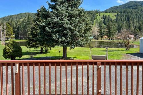 Cozy Waterfront Home w/Mtn View Near Leavenworth