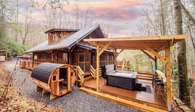 Creekside Hideaway | Hot Tub Cedar Sauna Spa