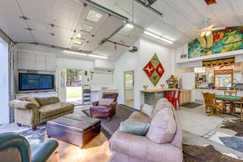 'Crystal Lake Retreat' Studio w/Outdoor Space!