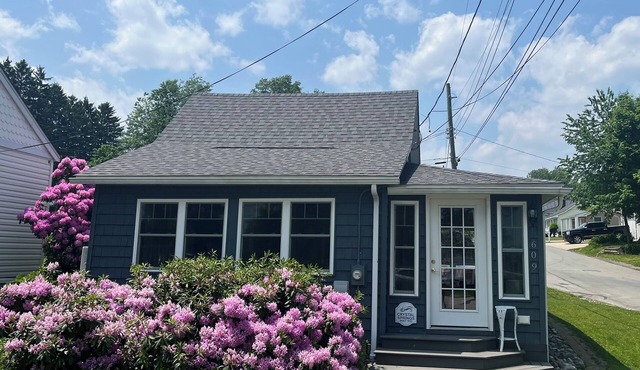 Crystal Springs Lakeside Cottage in Edinboro just steps from the lake!
