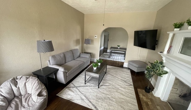 Cute 2 bed 1 bath with off street parking in Saint Albans