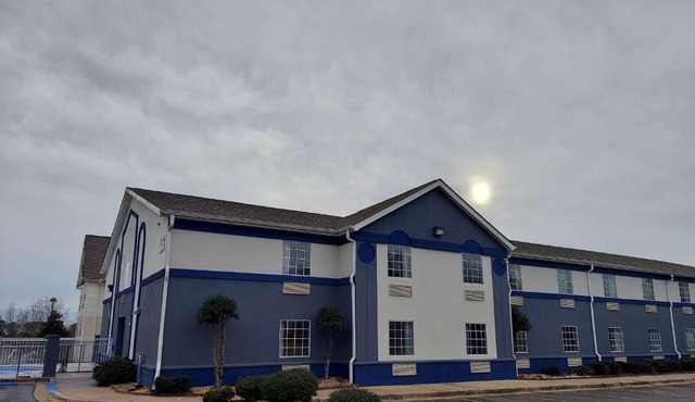 Days Inn & Suites by Wyndham Huntsville