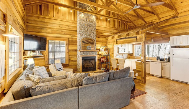 Deck, Sauna & Mtn View! Fort Payne Cabin