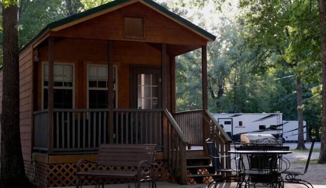 Deluxe Cabin - Jetted Tub - Cabin Mini lodge near fishing pond and nature trail.