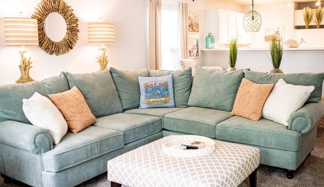 DESIGNER DECORATED,LUXURIOUS BEDDING,MINUTES TO BEACH,GOLF,SHOP & DINE