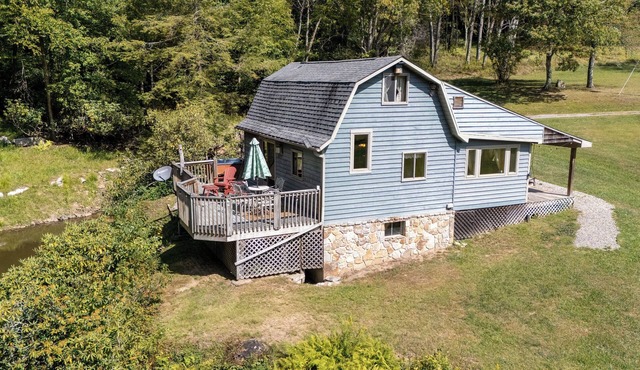 Discounted Rates/The Bears Den/Quiet & Secluded/Hot Tub Over Looking the Pond