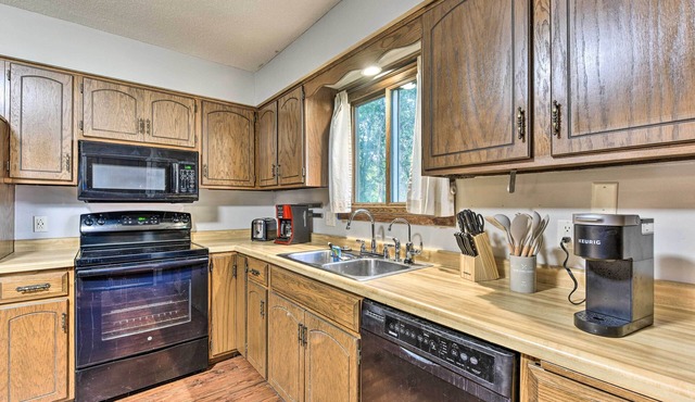 Dog-Friendly Eden Prairie Escape: Near Beach!