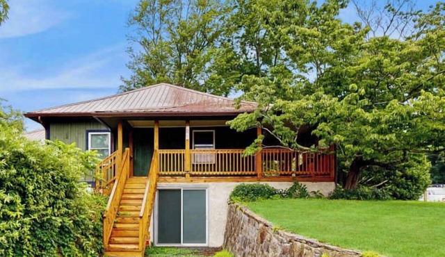 Dog-friendly farm cottage with patio, walk to dining & Ecusta Trail, ac