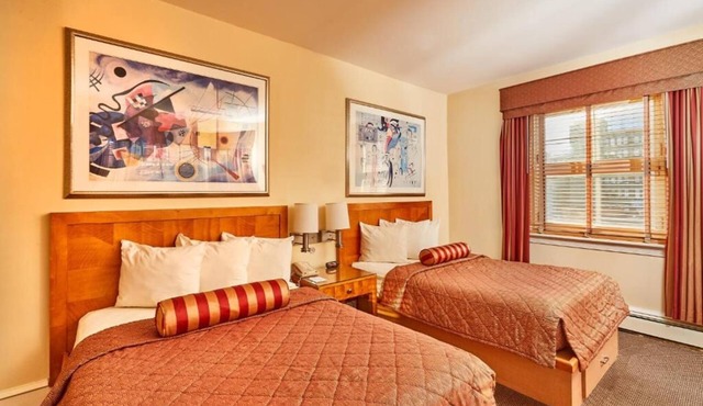 Double Full Comfort, The Alexander Inn, Charming Philly Streets
