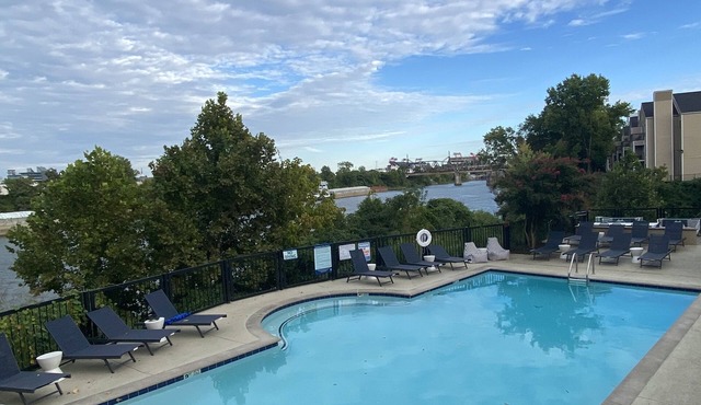 Downtown Riverfront Condo 1 Mile to Broadway Pool Free Covered Parking