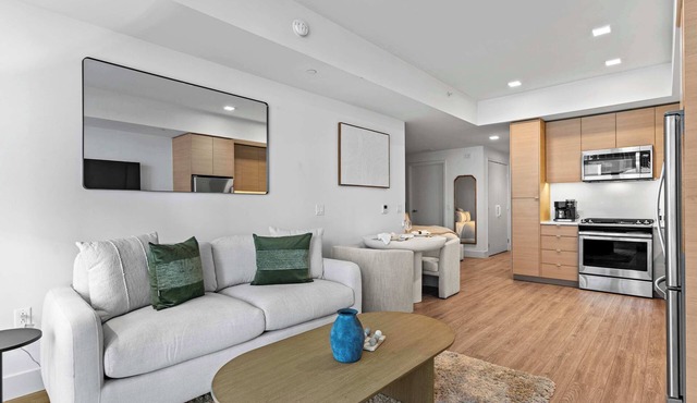 Downtown San Diego 1BR | Pool, Balcony & Gaslamp