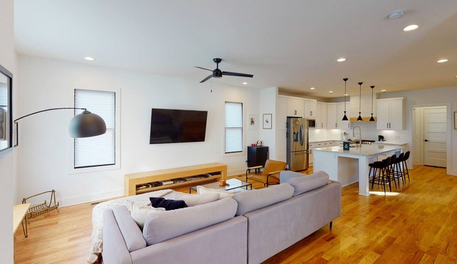 Downtown, Three-Story Home w/Free WiFi, Central A/C, Private Washer/Dryer, Deck