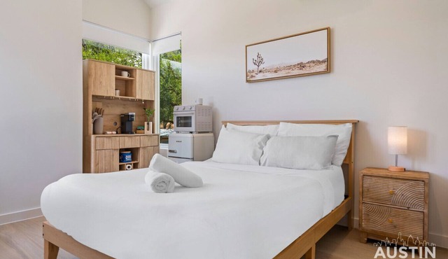 East ATX Studio w Kitchenette & Shared Deck, Walk to UT, Museums, Lady Bird Lake