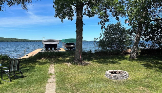 Easy-Access Gull Lakefront Cabin: All-Inclusive Family Friendly Yard & Water Fun