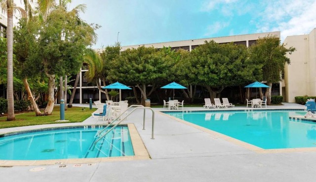 Easy Beach & City Access + Pool Access