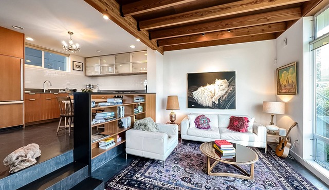 Eclectic townhouse with balcony, enclosed yard, full kitchen, & W/D in Seattle
