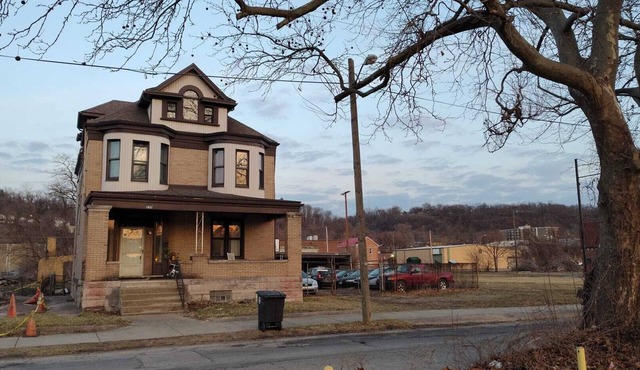 El Castillo Spacious 5-bedroom house in delightful Steubenville with AC