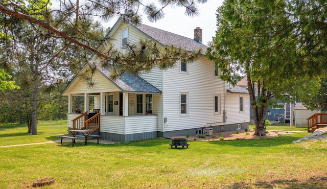 Ely Group Retreat 5 bedrooms, 3 Bath, Huge Lawn