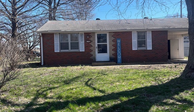 Entire House. Charming 2-bedroom house in Bethalto. Hardwood floors, large yard