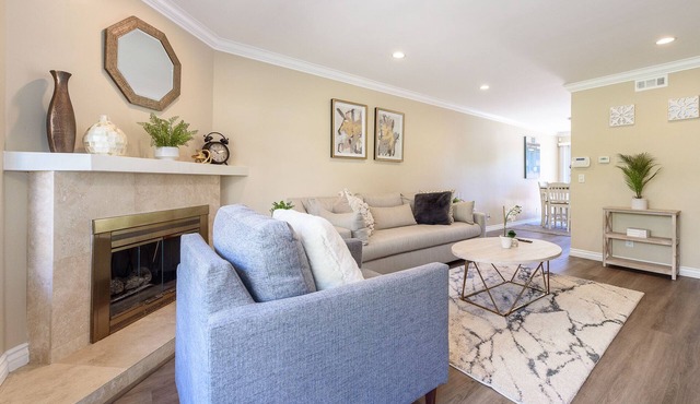 Entire Townhouse! Pool, Jacuzzi Quiet Neighborhood