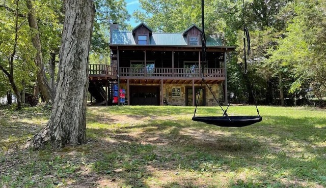 Everett Lodge - Cozy Lakefront Retreat
