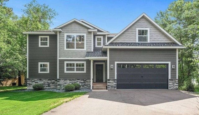 Exceptional property on Pelican Lake! Short walk to Breezy Resort, beaches, park