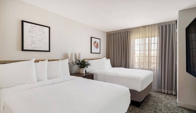 Explore San Diego's Wonders! Full Kitchen, Free Breakfast, Pool, Pet-friendly!