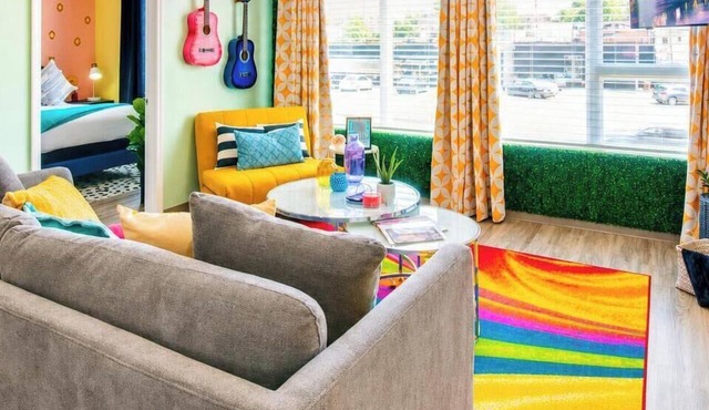 Fall in Nashville: pop art-themed East Nashville apartment, sleeps 12, 4BR