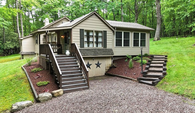 Family friendly, cozy cottage with hot tub in Ohiopyle!