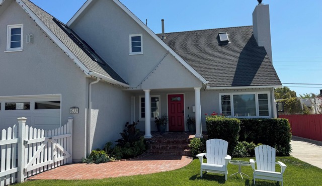 Family-friendly vacation home newly renovated backyard 2 blocks from the beach ⛱️