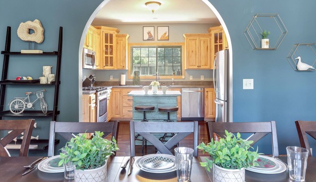 Fantastic 5-bedroom house, sleeps 12 comfortably, just 2 blocks to trailhead!