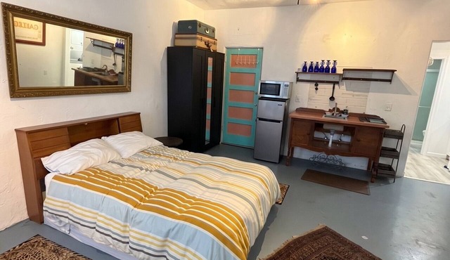 Fantastic Central Talmadge Studio ,Easy City Access