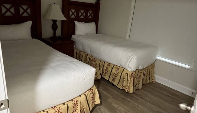 Five minutes from disney world! perfect for family sleeps up to 5-6 with balcony