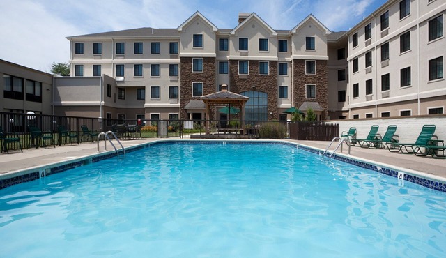 Free Breakfast. Pool. 10 Min Drive to the University of Delaware! in Newark