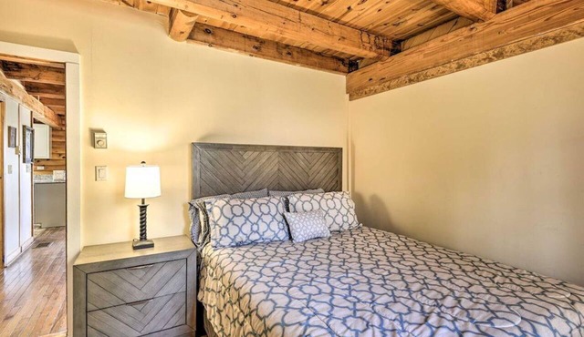 Fresh Air Oasis: Pocono Log Cabin & Suites