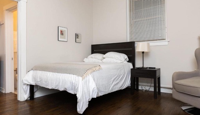 FRONTDESK Open Studio Apt near Promontory Point in Chicago