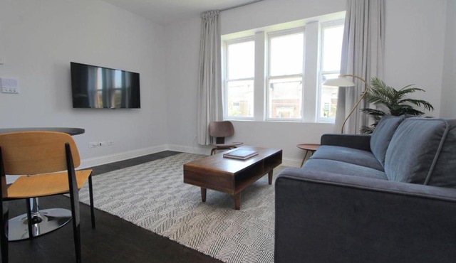 FRONTDESK Updated 2 BR Apt with Full Kitchen